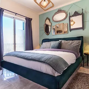 Hébergement de vacances Arty Vintage Townhouse With Rooftop Shower & Sun Loungers, Olhão